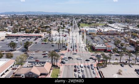 Bell Gardens, Kalifornien, USA - 8. April 2023: Das zentrale Geschäftsviertel wird von morgens beleuchtet. Stockfoto