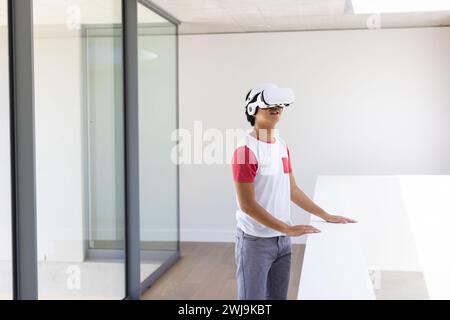 Teenager Asian Boy erforscht die virtuelle Realität zu Hause mit Kopierraum Stockfoto