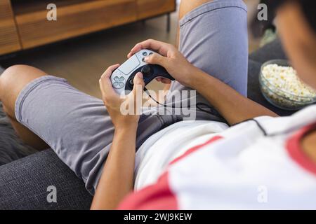 Teenager asiatischer Junge spielt zu Hause gerne mit Kopierraum Stockfoto