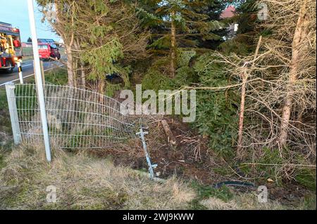 Laußig - Autofahrer brettert unter Alkohol mit Vollgas in Vorgarten und fallen mehrere Bäume: Rettungshubschrauber im Einsatz 12.02.2024 gegen 16,30 Uhr Laußig OT Pressel, Hauptstraße B183 zu einem schweren Unfall kam es am Montagnachmittag gegen 16,30 Uhr auf der B183 im Laußiger Ortsteil Pressel. Nach ersten Angaben der Polizei war der Fahrer eines VW T-Cross auf der Bundesstraße von Bad Düben kommend in den Ort Pressel eingefahren. Dabei kam er direkt am Ortsteingang in einer leichten Linkskurve von der Fahrbahn ab, donnerte durch einen Zaun auf ein angrenzendes Grundstück. Dort rammte und f Stockfoto