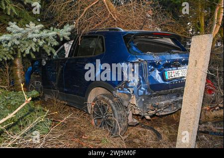 Laußig - Autofahrer brettert unter Alkohol mit Vollgas in Vorgarten und fallen mehrere Bäume: Rettungshubschrauber im Einsatz 12.02.2024 gegen 16,30 Uhr Laußig OT Pressel, Hauptstraße B183 zu einem schweren Unfall kam es am Montagnachmittag gegen 16,30 Uhr auf der B183 im Laußiger Ortsteil Pressel. Nach ersten Angaben der Polizei war der Fahrer eines VW T-Cross auf der Bundesstraße von Bad Düben kommend in den Ort Pressel eingefahren. Dabei kam er direkt am Ortsteingang in einer leichten Linkskurve von der Fahrbahn ab, donnerte durch einen Zaun auf ein angrenzendes Grundstück. Dort rammte und f Stockfoto