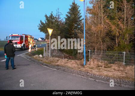 Laußig - Autofahrer brettert unter Alkohol mit Vollgas in Vorgarten und fallen mehrere Bäume: Rettungshubschrauber im Einsatz 12.02.2024 gegen 16,30 Uhr Laußig OT Pressel, Hauptstraße B183 zu einem schweren Unfall kam es am Montagnachmittag gegen 16,30 Uhr auf der B183 im Laußiger Ortsteil Pressel. Nach ersten Angaben der Polizei war der Fahrer eines VW T-Cross auf der Bundesstraße von Bad Düben kommend in den Ort Pressel eingefahren. Dabei kam er direkt am Ortsteingang in einer leichten Linkskurve von der Fahrbahn ab, donnerte durch einen Zaun auf ein angrenzendes Grundstück. Dort rammte und f Stockfoto