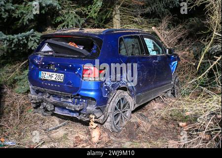 Laußig - Autofahrer brettert unter Alkohol mit Vollgas in Vorgarten und fallen mehrere Bäume: Rettungshubschrauber im Einsatz 12.02.2024 gegen 16,30 Uhr Laußig OT Pressel, Hauptstraße B183 zu einem schweren Unfall kam es am Montagnachmittag gegen 16,30 Uhr auf der B183 im Laußiger Ortsteil Pressel. Nach ersten Angaben der Polizei war der Fahrer eines VW T-Cross auf der Bundesstraße von Bad Düben kommend in den Ort Pressel eingefahren. Dabei kam er direkt am Ortsteingang in einer leichten Linkskurve von der Fahrbahn ab, donnerte durch einen Zaun auf ein angrenzendes Grundstück. Dort rammte und f Stockfoto