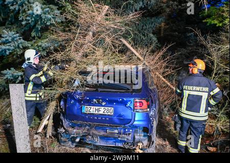 Laußig - Autofahrer brettert unter Alkohol mit Vollgas in Vorgarten und fallen mehrere Bäume: Rettungshubschrauber im Einsatz 12.02.2024 gegen 16,30 Uhr Laußig OT Pressel, Hauptstraße B183 zu einem schweren Unfall kam es am Montagnachmittag gegen 16,30 Uhr auf der B183 im Laußiger Ortsteil Pressel. Nach ersten Angaben der Polizei war der Fahrer eines VW T-Cross auf der Bundesstraße von Bad Düben kommend in den Ort Pressel eingefahren. Dabei kam er direkt am Ortsteingang in einer leichten Linkskurve von der Fahrbahn ab, donnerte durch einen Zaun auf ein angrenzendes Grundstück. Dort rammte und f Stockfoto