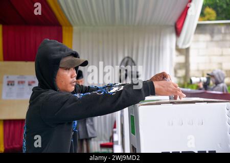 Bogor, Indonesien. Februar 2024. Ein Wähler gibt seine Stimme am 14. Februar 2024 in Bogor, Indonesien, in der Wahlstation Nr. 35 ab. Die Wahl für die Parlamentswahlen in Indonesien begann offiziell am Mittwochmorgen, so die Allgemeine Wahlkommission (KPU) des Landes. Quelle: Xu Qin/Xinhua/Alamy Live News Stockfoto