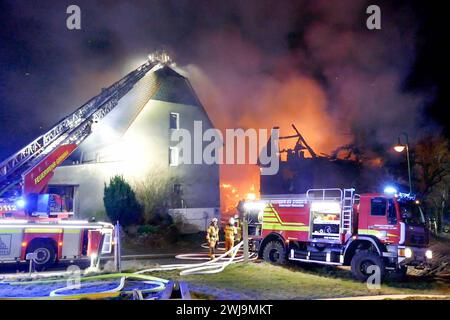 Grimma - Verheerender Großbrand auf Vierseitenhof Feuerwehr muss Anwohner retten, drei Gebäude komplett ausgebrannt 05.02.2024 gegen 21,30 Uhr Grimma OT Motterwitz am späten Montagabend kam es im Grimmaer Ortsteil Motterwitz zu einem Großbrand auf einem verheerenden Vierseitenhof. Nach ersten Angaben der Einsatzkräfte brannte es in dem Dorf im südlichsten Zipfel des Landkreises Leipzig auf einem Vierseitenhof, auf dem zwei Wohnhäuser und zwei Scheunen standen. Erste Angaben zufolge brannten drei Gebäude komplett aus, ein Wohnhaus konnte von der Feuerwehr gerettet werden. Die darin befindliche Stockfoto