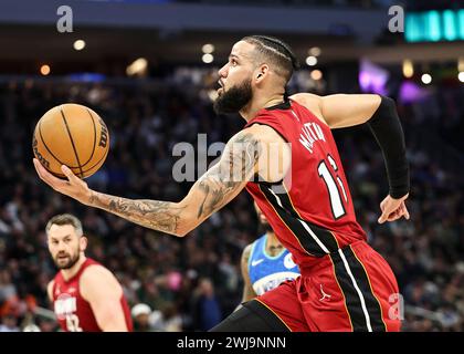 Milwaukee, USA. Februar 2024. Der Miami Heat Stürmer Caleb Martin geht 2023-2024 im Fiserv Forum in Milwaukee, USA, am 13. Februar 2024 im NBA Regular Season Spiel zwischen den Miami Heat und den Milwaukee Bucks in den Korb. Quelle: Joel Lerner/Xinhua/Alamy Live News Stockfoto
