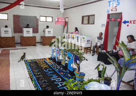 Bandung, West-Java, Indonesien. Februar 2024. Die Einwohner gaben ihre Stimmen bei der Wahl in Indonesien 2024 in Lio Genteng, Bandung, ab. Die Wahllokale verzierten Dekorationen mit recycelten Plastikabfällen, um die Wahl 2024 zu begrüßen. (Kreditbild: © Dimas Rachmatsyah/ZUMA Press Wire) NUR REDAKTIONELLE VERWENDUNG! Nicht für kommerzielle ZWECKE! Stockfoto