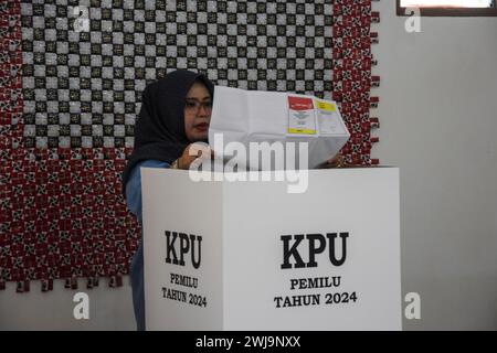 Bandung, West-Java, Indonesien. Februar 2024. Die Einwohner gaben ihre Stimmen bei der Wahl in Indonesien 2024 in Lio Genteng, Bandung, ab. Die Wahllokale verzierten Dekorationen mit recycelten Plastikabfällen, um die Wahl 2024 zu begrüßen. (Kreditbild: © Dimas Rachmatsyah/ZUMA Press Wire) NUR REDAKTIONELLE VERWENDUNG! Nicht für kommerzielle ZWECKE! Stockfoto