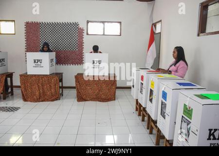 Bandung, West-Java, Indonesien. Februar 2024. Die Einwohner gaben ihre Stimmen bei der Wahl in Indonesien 2024 in Lio Genteng, Bandung, ab. Die Wahllokale verzierten Dekorationen mit recycelten Plastikabfällen, um die Wahl 2024 zu begrüßen. (Kreditbild: © Dimas Rachmatsyah/ZUMA Press Wire) NUR REDAKTIONELLE VERWENDUNG! Nicht für kommerzielle ZWECKE! Stockfoto