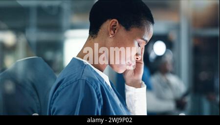 Arzt, Stress und schwarze Frau mit Kopfschmerzen, Angstzuständen oder Nackenschmerzen während der Arbeit in einem Krankenhaus nachts. Gesundheit, Angst und weibliche Krankenschwester mit Stockfoto