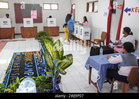 Bandung, West-Java, Indonesien. Februar 2024. Die Einwohner gaben ihre Stimmen bei der Wahl in Indonesien 2024 in Lio Genteng, Bandung, ab. Die Wahllokale verzierten Dekorationen mit recycelten Plastikabfällen, um die Wahl 2024 zu begrüßen. (Kreditbild: © Dimas Rachmatsyah/ZUMA Press Wire) NUR REDAKTIONELLE VERWENDUNG! Nicht für kommerzielle ZWECKE! Stockfoto