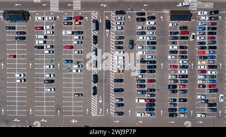 Parkplatz mit vielen Autos aus der Luft von oben, Stadtverkehr und Stadtkonzept Stockfoto