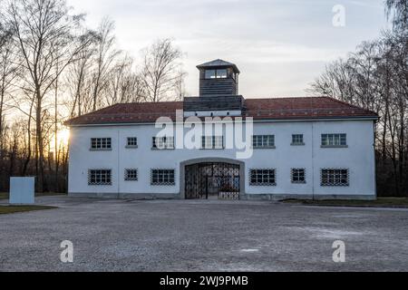 Hauptsicherheitsgebäude, Eingang des Konzentrationslagers Dachau in Dachau, Deutschland. Stockfoto