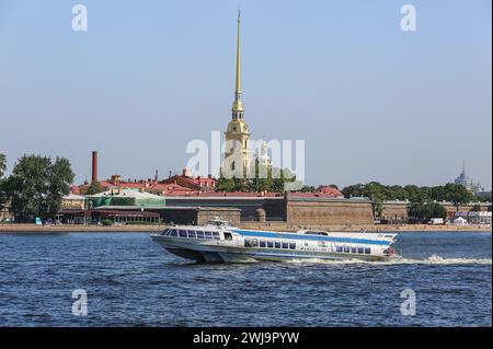 Tragflächenboot auf der Neva und der Peter-und-Paul-Festung und goldenen Dom, Zitadelle und Strand im Stadtzentrum, St. Petersburg, Russland Stockfoto