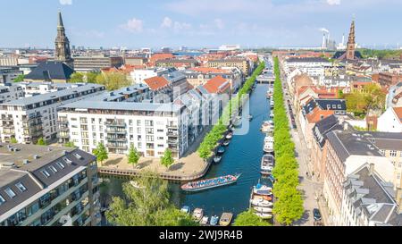 Die Skyline von Kopenhagen aus der Vogelperspektive, Nyhavn historischer Hafen und Kanal mit farbigen Gebäuden und Booten in der Altstadt von Kopenhagen Stockfoto