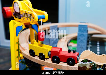 Kindereisenbahn aus Holz. Umweltfreundliches Spielzeug. Stockfoto