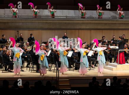 Toronto, Kanada. Februar 2024. In der Roy Thomson Hall in Toronto, Kanada, spielt das Toronto Symphony Orchestra am 13. Februar 2024 „Flower Drum Song from Feng Yang“ aus Folk Songs for Orchestra. Ein Konzert zum chinesischen Neujahr des Drachen fand hier am Dienstag vom Toronto Symphony Orchestra statt. Quelle: Zou Zheng/Xinhua/Alamy Live News Stockfoto