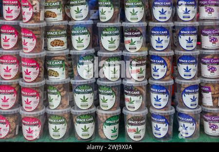 Amsterdam, Niederlande - 21. April 2023: Eine Auswahl an Cannabis-Cookies in einem Schaufenster in Amsterdam, Niederlande Stockfoto