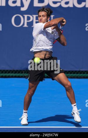 Delray Beach, Florida, USA. Februar 2024. 11. Februar: Flavio Cobolli (ITA) verliert in der Qualifikationsrunde der Delray Beach Open 2024 im Delray Beach Tennis Center gegen Nicolas Moreno de Alboran (USA). (Kreditbild: © Andrew Patron/ZUMA Press Wire) NUR REDAKTIONELLE VERWENDUNG! Nicht für kommerzielle ZWECKE! Stockfoto