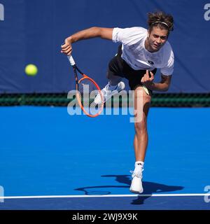 Delray Beach, Florida, USA. Februar 2024. 11. Februar: Flavio Cobolli (ITA) verliert in der Qualifikationsrunde der Delray Beach Open 2024 im Delray Beach Tennis Center gegen Nicolas Moreno de Alboran (USA). (Kreditbild: © Andrew Patron/ZUMA Press Wire) NUR REDAKTIONELLE VERWENDUNG! Nicht für kommerzielle ZWECKE! Stockfoto