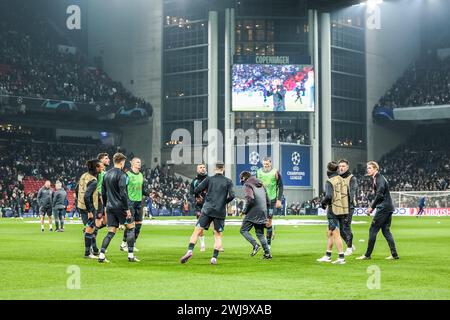 Kopenhagen, Dänemark. Februar 2024. Die Spieler von Manchester City wärmen sich vor dem Spiel der UEFA Champions League zwischen dem FC Kopenhagen und Manchester City in Parken in Kopenhagen auf. (Foto: Gonzales Photo/Alamy Live News Stockfoto