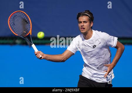 Delray Beach, Florida, USA. Februar 2024. 11. Februar: Flavio Cobolli (ITA) verliert in der Qualifikationsrunde der Delray Beach Open 2024 im Delray Beach Tennis Center gegen Nicolas Moreno de Alboran (USA). (Kreditbild: © Andrew Patron/ZUMA Press Wire) NUR REDAKTIONELLE VERWENDUNG! Nicht für kommerzielle ZWECKE! Stockfoto