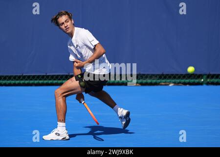 Delray Beach, Florida, USA. Februar 2024. 11. Februar: Flavio Cobolli (ITA) verliert in der Qualifikationsrunde der Delray Beach Open 2024 im Delray Beach Tennis Center gegen Nicolas Moreno de Alboran (USA). (Kreditbild: © Andrew Patron/ZUMA Press Wire) NUR REDAKTIONELLE VERWENDUNG! Nicht für kommerzielle ZWECKE! Stockfoto