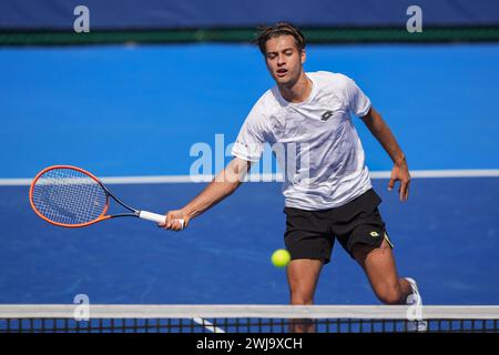 Delray Beach, Florida, USA. Februar 2024. 11. Februar: Flavio Cobolli (ITA) verliert in der Qualifikationsrunde der Delray Beach Open 2024 im Delray Beach Tennis Center gegen Nicolas Moreno de Alboran (USA). (Kreditbild: © Andrew Patron/ZUMA Press Wire) NUR REDAKTIONELLE VERWENDUNG! Nicht für kommerzielle ZWECKE! Stockfoto