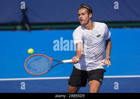 Delray Beach, Florida, USA. Februar 2024. 11. Februar: Flavio Cobolli (ITA) verliert in der Qualifikationsrunde der Delray Beach Open 2024 im Delray Beach Tennis Center gegen Nicolas Moreno de Alboran (USA). (Kreditbild: © Andrew Patron/ZUMA Press Wire) NUR REDAKTIONELLE VERWENDUNG! Nicht für kommerzielle ZWECKE! Stockfoto