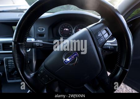 Allgemeine Ansicht des Innenraums eines alten Volvo V60 mit einer Kilometerleistung von 216.290 km. Abgebildet in Chichester, West Sussex, Großbritannien. Stockfoto