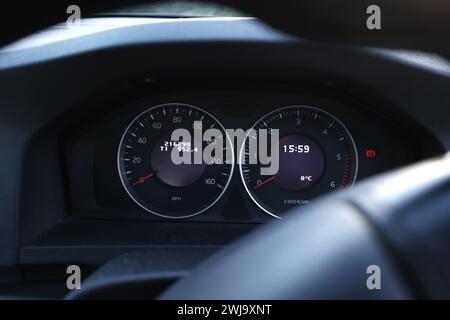 Allgemeine Ansicht des Innenraums eines alten Volvo V60 mit einer Kilometerleistung von 216.290 km. Abgebildet in Chichester, West Sussex, Großbritannien. Stockfoto