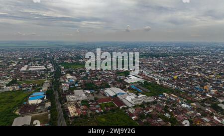 Die Luftdrohne Medan ist die Hauptstadt und größte Stadt der indonesischen Provinz Nord-Sumatra. Stockfoto