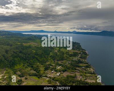 Lake Toba und die Insel Samosir mit Häusern am Ufer. Sumatra, Indonesien. Stockfoto