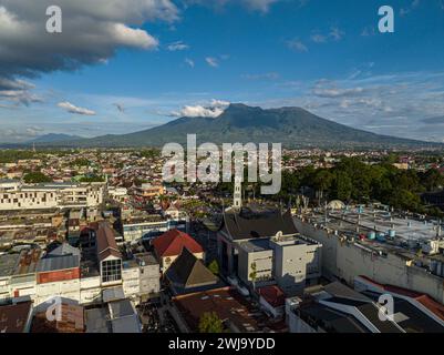 Stadtzentrum von Bukitingi und Uhrenturm Jam Gadang. Sumatra. Indonesien. Stockfoto