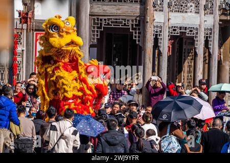 Bijie, China. Februar 2024. Touristen beobachten am 13. Februar 2024 in einer Fußgängerzone in Bijie, der Provinz Guizhou im Südwesten Chinas, eine Löwentanz-Aufführung. (Foto: Costfoto/NurPhoto) Credit: NurPhoto SRL/Alamy Live News Stockfoto