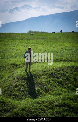 Almaty, Kasachstan - 2. Mai 2023: Junger Hirte, der Schafe auf schönen grünen Feldern in Almaty, Kasachstan, Kasachstan, kasachische Naturtapete versorgt Stockfoto