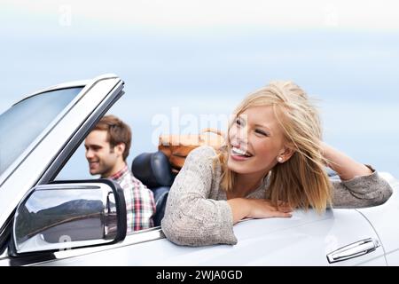 Glücklich, reisen und Paare im Auto für den Transport auf Abenteuer, Urlaub oder Urlaub mit Koffern. Lächeln, Liebe und junger Mann und Frau, die hereinfahren Stockfoto