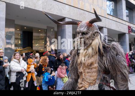 Stuttgarter Fastnachtsumzug 2024 Stuttgarter Fastnachtsumzug 2024. Am Faschingsdienstag ziehen fast 50 Karneval-Gruppen durch die Stuttgarter Innenstadt, vorbei an mehreren tausend teils verkleideten Zuschauern.Stuttgarter Fastnachtsumzug 2024. Am Faschingsdienstag ziehen fast 50 Karneval-Gruppen durch die Stuttgarter Innenstadt, vorbei an mehreren tausend teils verkleideten Zuschauern. *** Stuttgarter Karnevalsparade 2024 Stuttgarter Karnevalsparade 2024 am Faschingsdienstag marschierten fast 50 Karnevalsgruppen durch die Stuttgarter Innenstadt, vorbei an mehreren tausend Zuschauern, von denen einige gekleidet waren Stockfoto