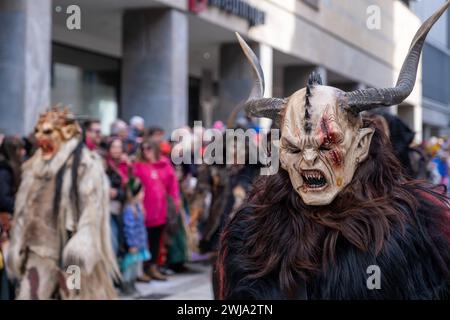 Stuttgarter Fastnachtsumzug 2024 Stuttgarter Fastnachtsumzug 2024. Am Faschingsdienstag ziehen fast 50 Karneval-Gruppen durch die Stuttgarter Innenstadt, vorbei an mehreren tausend teils verkleideten Zuschauern.Stuttgarter Fastnachtsumzug 2024. Am Faschingsdienstag ziehen fast 50 Karneval-Gruppen durch die Stuttgarter Innenstadt, vorbei an mehreren tausend teils verkleideten Zuschauern. *** Stuttgarter Karnevalsparade 2024 Stuttgarter Karnevalsparade 2024 am Faschingsdienstag marschierten fast 50 Karnevalsgruppen durch die Stuttgarter Innenstadt, vorbei an mehreren tausend Zuschauern, von denen einige gekleidet waren Stockfoto