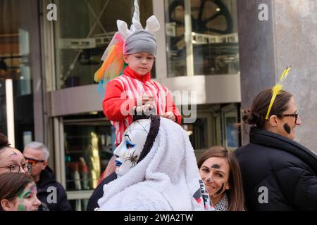 Stuttgarter Fastnachtsumzug 2024 Stuttgarter Fastnachtsumzug 2024. Am Faschingsdienstag ziehen fast 50 Karneval-Gruppen durch die Stuttgarter Innenstadt, vorbei an mehreren tausend teils verkleideten Zuschauern.Stuttgarter Fastnachtsumzug 2024. Am Faschingsdienstag ziehen fast 50 Karneval-Gruppen durch die Stuttgarter Innenstadt, vorbei an mehreren tausend teils verkleideten Zuschauern. *** Stuttgarter Karnevalsparade 2024 Stuttgarter Karnevalsparade 2024 am Faschingsdienstag marschierten fast 50 Karnevalsgruppen durch die Stuttgarter Innenstadt, vorbei an mehreren tausend Zuschauern, von denen einige gekleidet waren Stockfoto