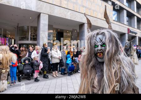 Stuttgarter Fastnachtsumzug 2024 Stuttgarter Fastnachtsumzug 2024. Am Faschingsdienstag ziehen fast 50 Karneval-Gruppen durch die Stuttgarter Innenstadt, vorbei an mehreren tausend teils verkleideten Zuschauern.Stuttgarter Fastnachtsumzug 2024. Am Faschingsdienstag ziehen fast 50 Karneval-Gruppen durch die Stuttgarter Innenstadt, vorbei an mehreren tausend teils verkleideten Zuschauern. *** Stuttgarter Karnevalsparade 2024 Stuttgarter Karnevalsparade 2024 am Faschingsdienstag marschierten fast 50 Karnevalsgruppen durch die Stuttgarter Innenstadt, vorbei an mehreren tausend Zuschauern, von denen einige gekleidet waren Stockfoto