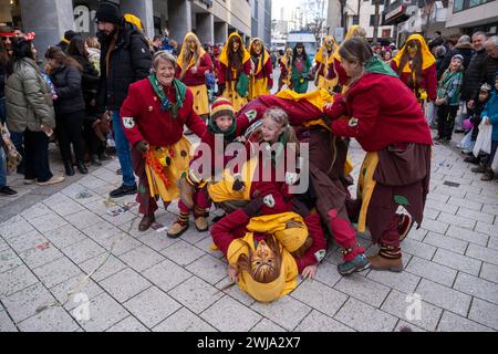 Stuttgarter Fastnachtsumzug 2024 Stuttgarter Fastnachtsumzug 2024. Am Faschingsdienstag ziehen fast 50 Karneval-Gruppen durch die Stuttgarter Innenstadt, vorbei an mehreren tausend teils verkleideten Zuschauern.Stuttgarter Fastnachtsumzug 2024. Am Faschingsdienstag ziehen fast 50 Karneval-Gruppen durch die Stuttgarter Innenstadt, vorbei an mehreren tausend teils verkleideten Zuschauern. *** Stuttgarter Karnevalsparade 2024 Stuttgarter Karnevalsparade 2024 am Faschingsdienstag marschierten fast 50 Karnevalsgruppen durch die Stuttgarter Innenstadt, vorbei an mehreren tausend Zuschauern, von denen einige gekleidet waren Stockfoto