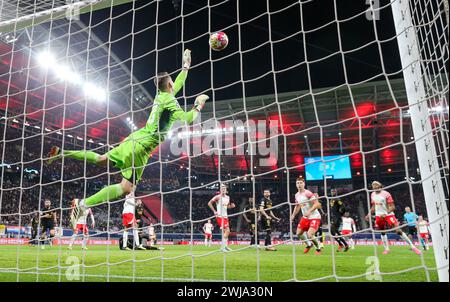 Leipzig, Deutschland. Februar 2024. Fußball: Champions League, Achtelfinale, RB Leipzig - Real Madrid in der Red Bull Arena. Real's Torhüter Andriy Lunin in Aktion. Quelle: Jan Woitas/dpa/Alamy Live News Stockfoto