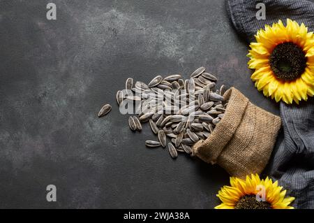 Tasse Lavendeltee mit getrockneten Lavendelblüten auf rustikalem Tisch, Kräuter-entspannender Tee. Lavendula oleum Stockfoto