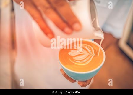 Barista macht eine Tasse Kaffee Latte Art. Nahaufnahme einer Tasse Morgengetränk. Idyllisch fröhlich positive Stimmung, Frühstück Stockfoto