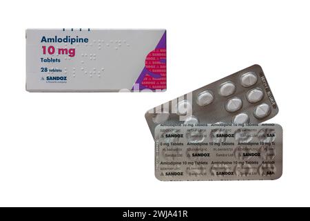 Packung mit Amlodipin Tabletten Packung mit 28 Tabletten 10 mg mit Blisterpackungen isoliert auf weißem Hintergrund Stockfoto