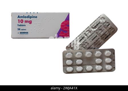 Packung mit Amlodipin Tabletten Packung mit 28 Tabletten 10 mg mit Blisterpackungen isoliert auf weißem Hintergrund Stockfoto