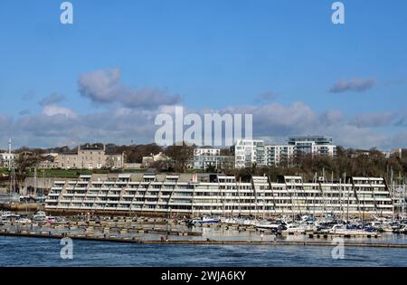 Mayflower Marina, Richmond Walk, Devonport, mit neuen Wohnungen im Village by the Sea, das sich über dem Meer erhebt. Stockfoto