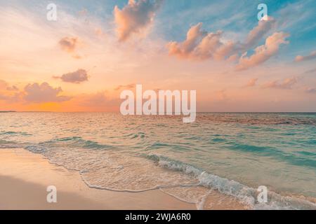 Sommerlandschaft wunderschöne Wellen, Sonnenuntergang Meer Sand Himmel. Fantastischer mediterraner tropischer Naturhintergrund. Wunderschöne helle Meeresbucht Wellen plätschern Stockfoto